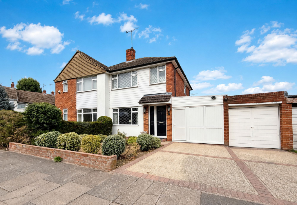 Main image of property: Midhurst Gardens, Luton, LU3