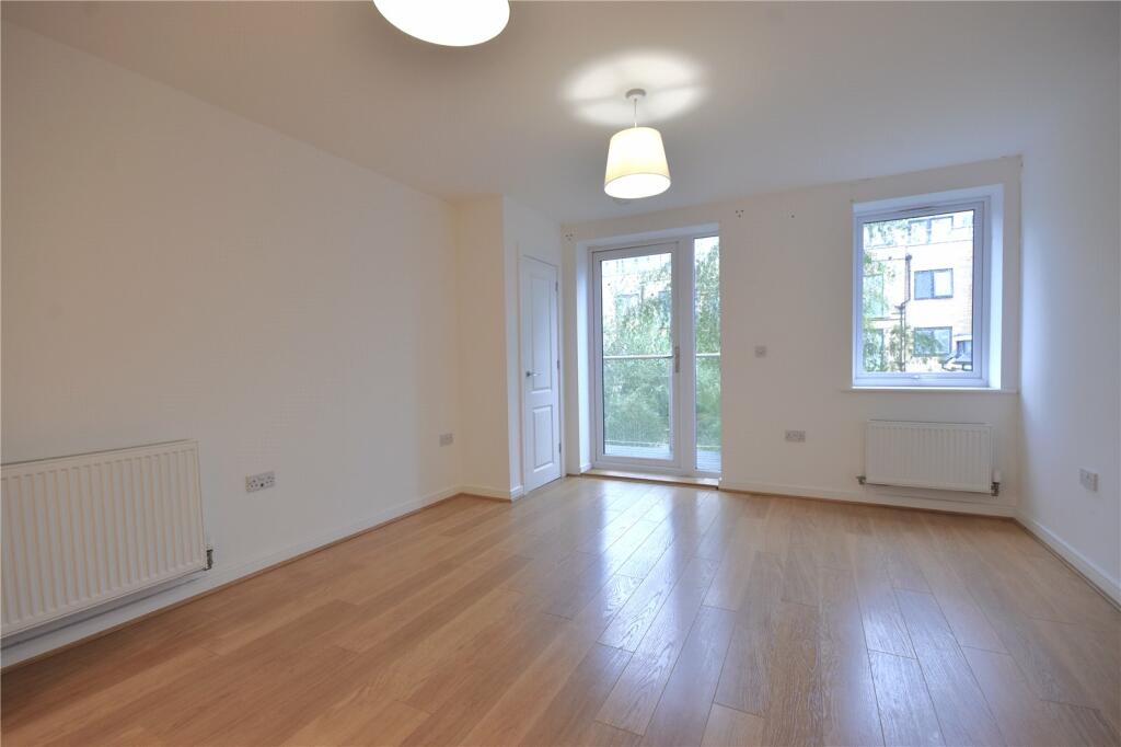 2-bed apartment on Sovereign Walk, Victoria Road, Horley, RH6, £245,000