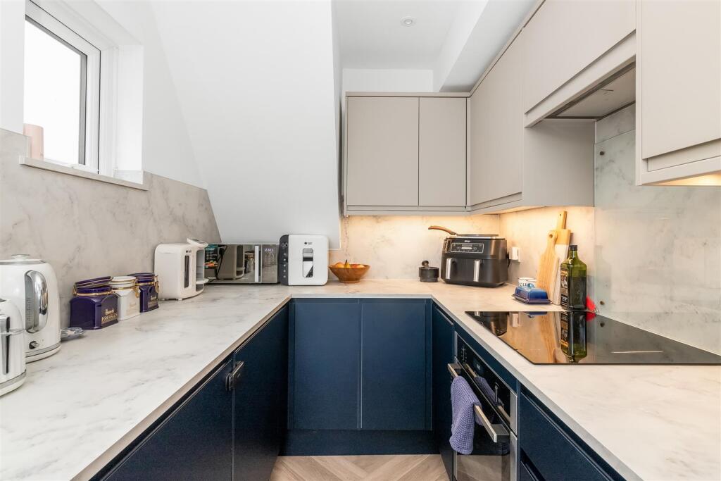 House in Tandridge, Caterham-on-the-Hill - More