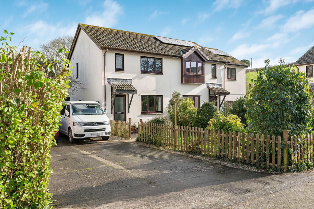 Main image of property: Oaklea Close, Kingsbridge, TQ7 1HW