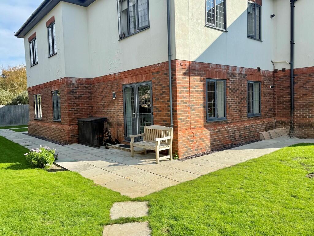 Woodlands Avenue, Rustington photo 2