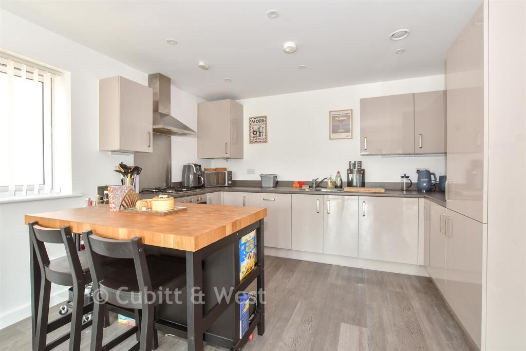 Apartment in Horsham, Colgate - View 3