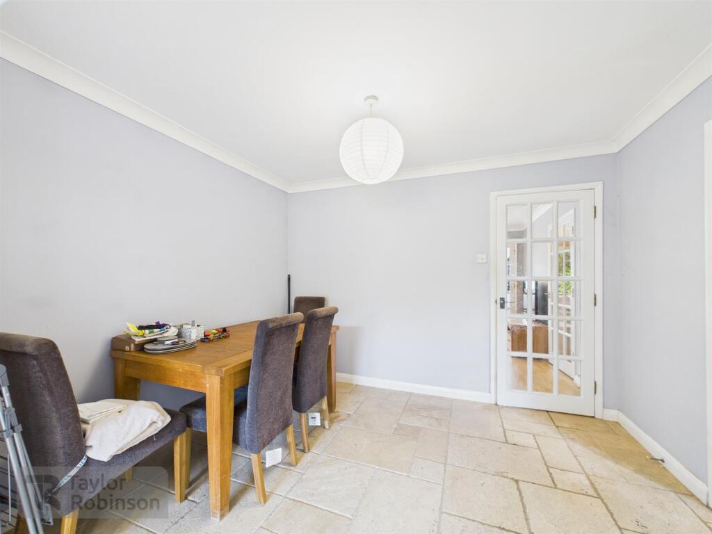 House in Crawley, Maidenbower, Worth - View 4
