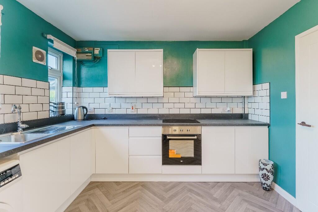 Royds Avenue, Castleford, West Yorkshire, WF10 photo 2