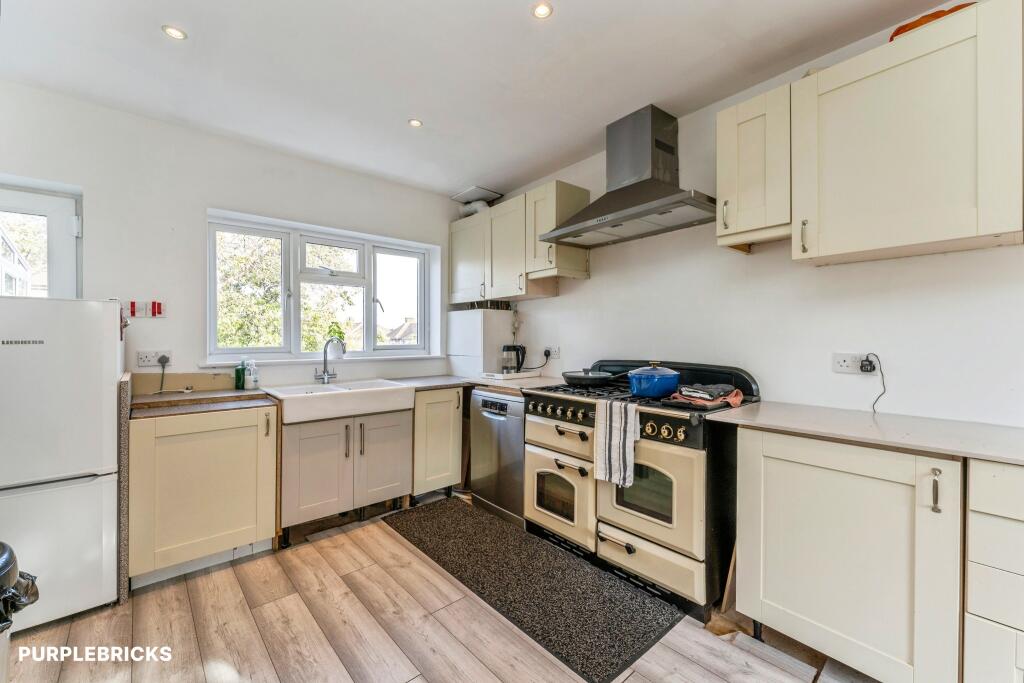 House in London, Oakleigh Park, Brunswick Park - More
