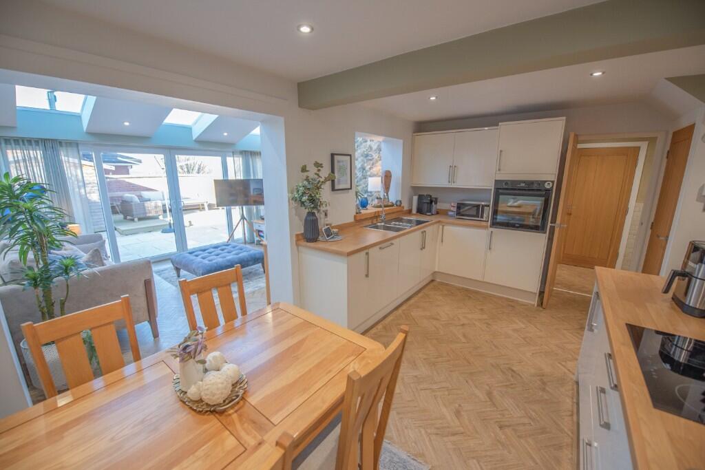 House in Bradford, Steeton with Eastburn - More