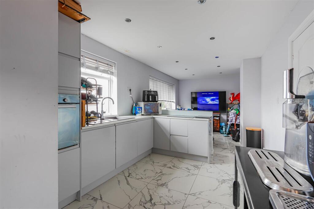 House in Barry, Gibbonsdown - View 5