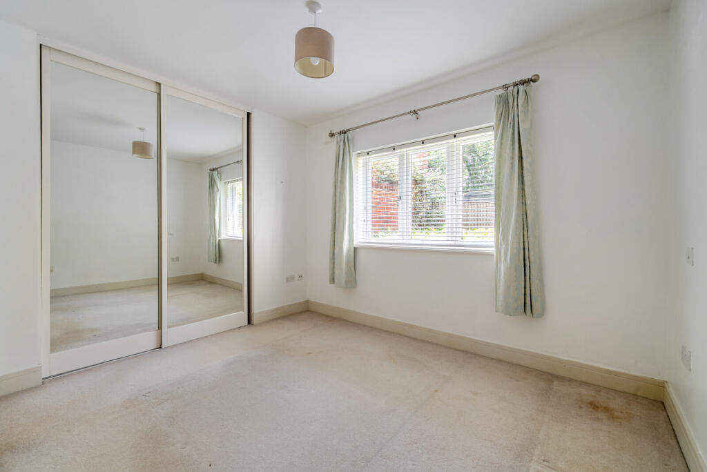 Apartment in Walton-on-Thames, Surrey - More