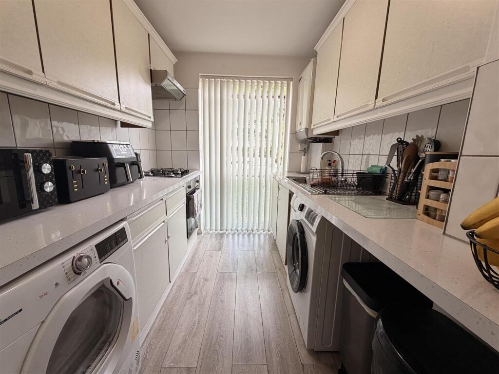 Apartment in London, Oakwood, Southgate - View 2