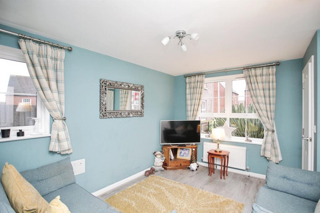 Coltsfoot Close, RUGBY photo 4