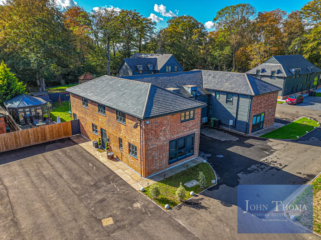 House in Romford, Harold Hill - View 4