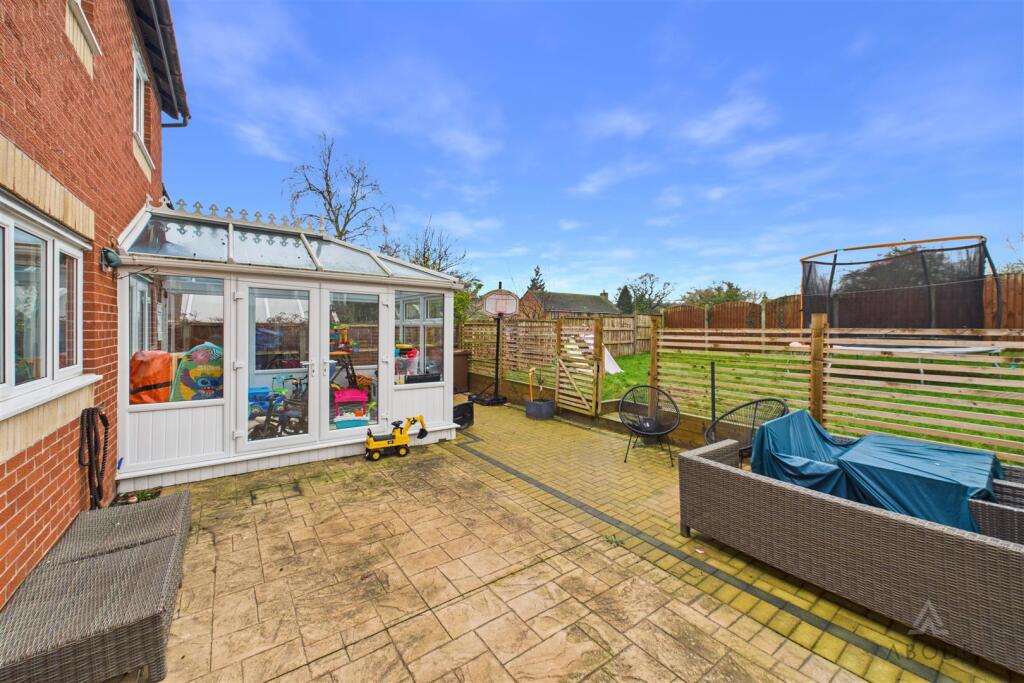 4 bed detached - Forest Edge Way, Burton-On-Trent image 4