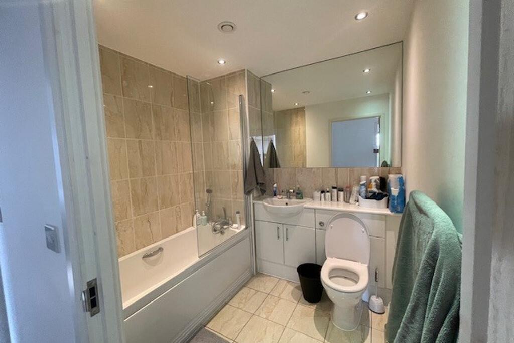 Apartment in Woking, Westfield - View 3