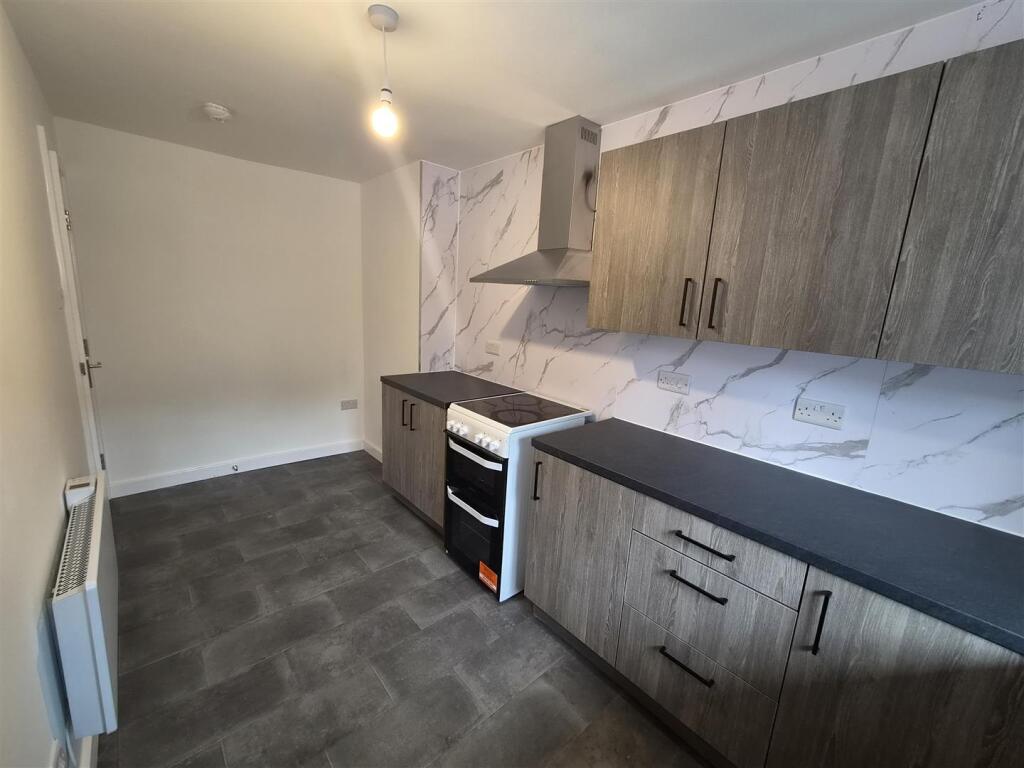 Apartment in Tameside, Brushes - More