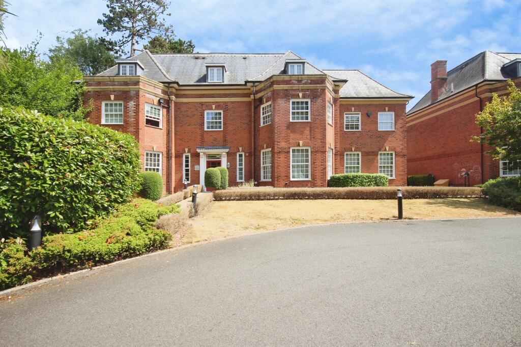 2-bed flat on John Cullis Gardens, Leamington Spa, £230,000