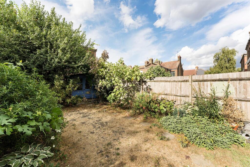 Apartment in London, Leyton - More