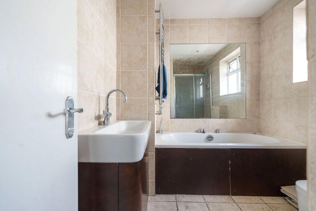 House in London, Harrow Weald - View 4