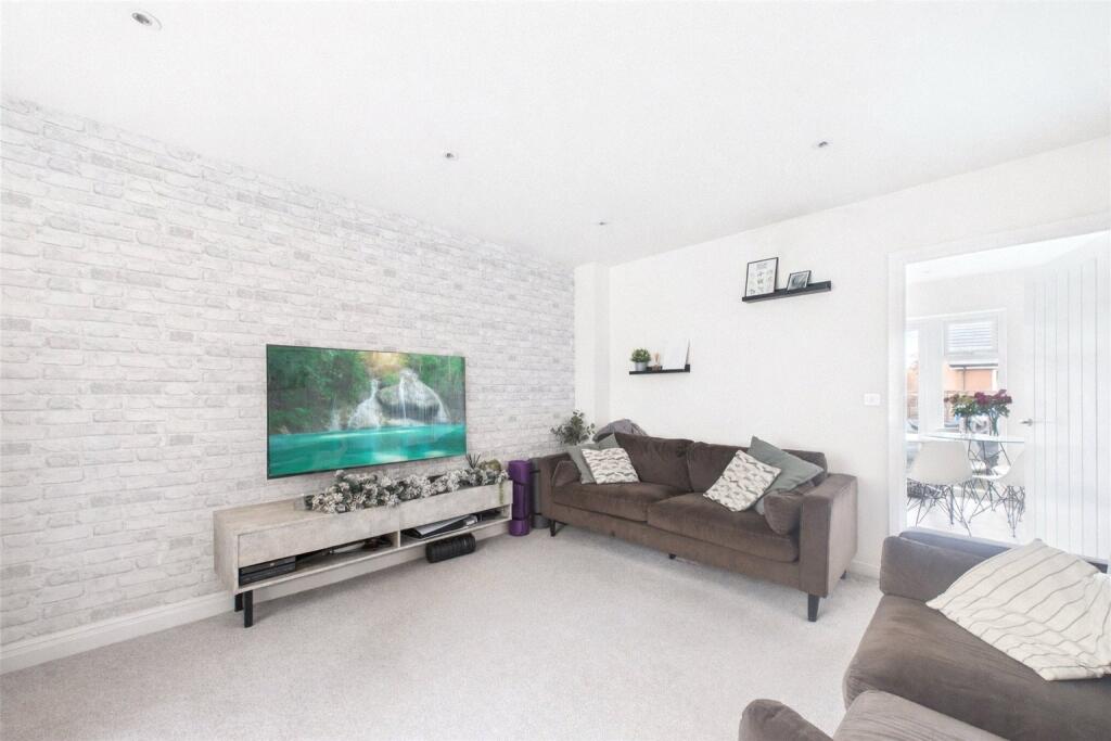 Porthcawl Drive, Binfield, Bracknell, Berkshire, RG42 photo 2
