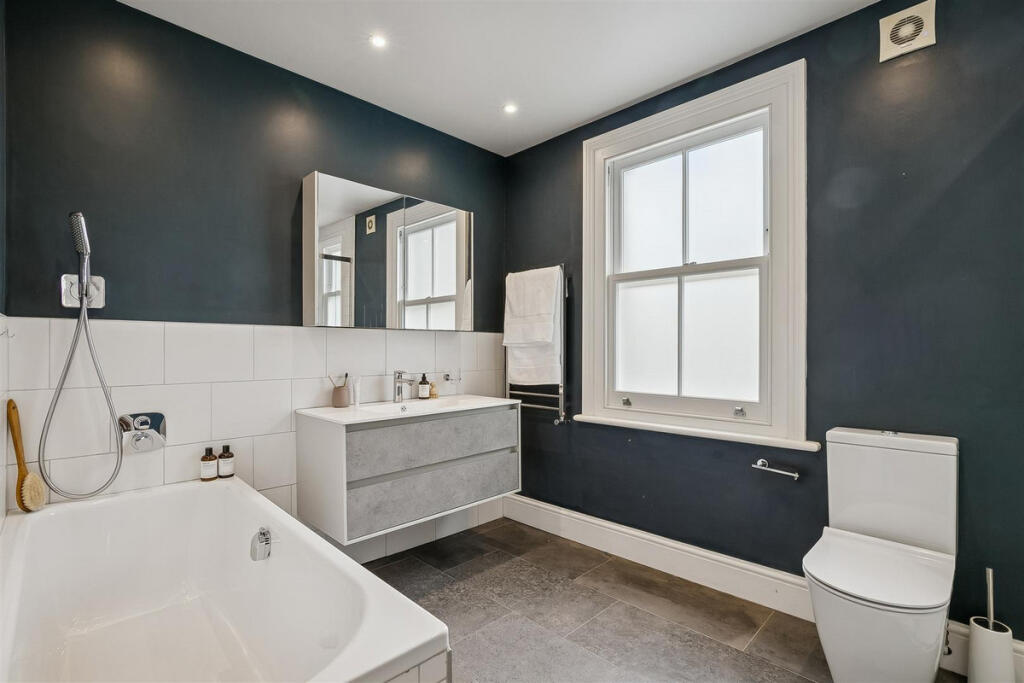 House in London, Brondesbury Park, Brondesbury - More