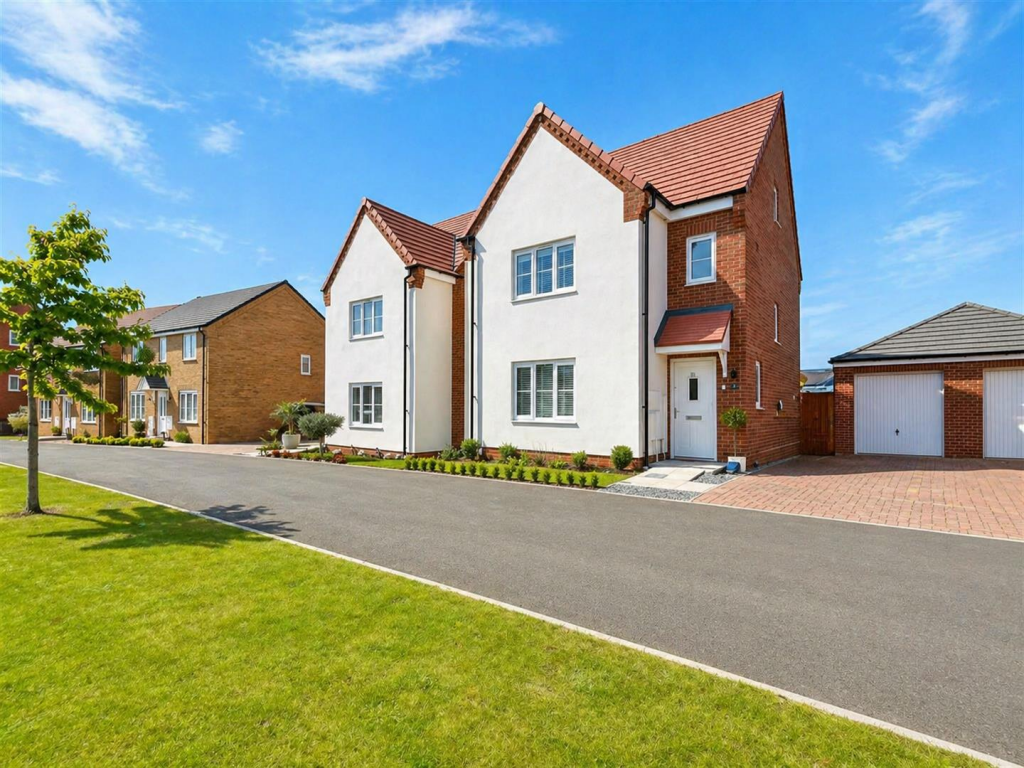 4-bed detached on Lime Avenue, Oulton, Lowestoft, £325,000