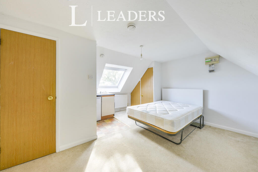 Apartment in St Albans, Colney Street, St Stephen - View 2