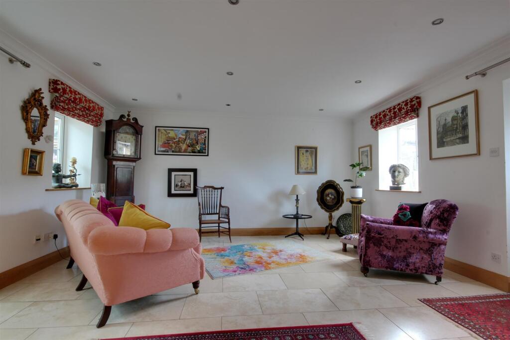 Easenby Close, Swanland photo 4