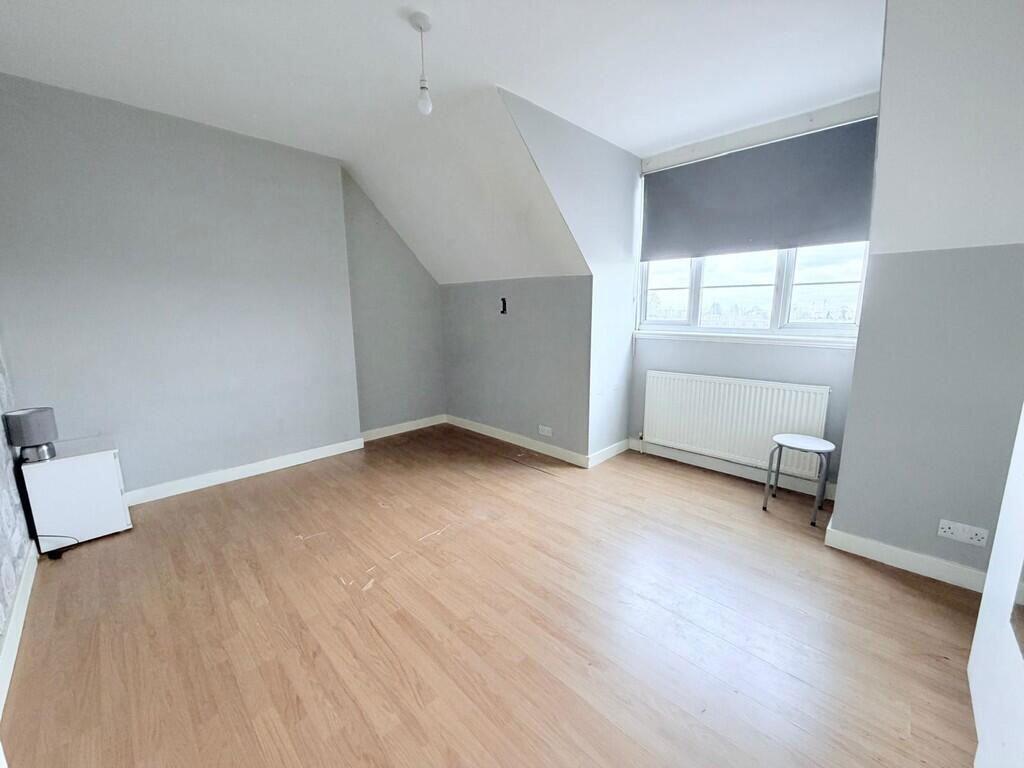 Apartment in London, London Borough of Hillingdon - View 5