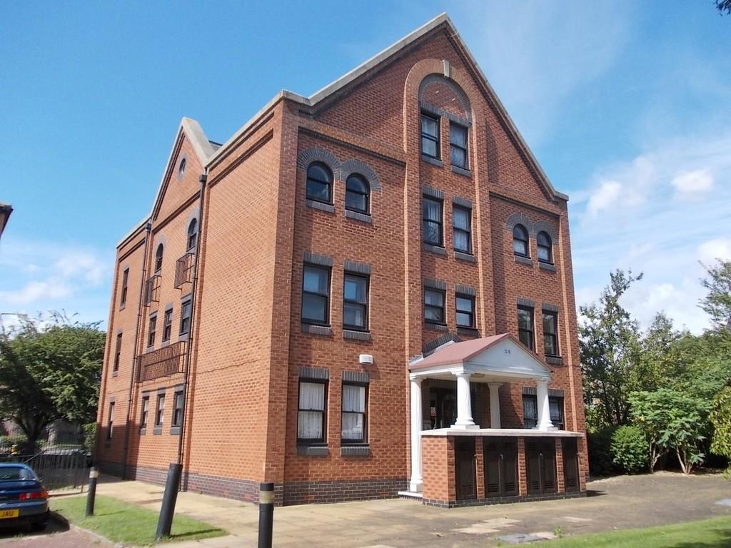 2-bed flat on Marks Court, Southend On - Sea, £180,000