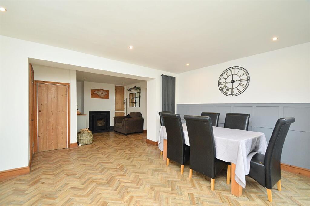 Ideal Family Home * Wroxall photo 3