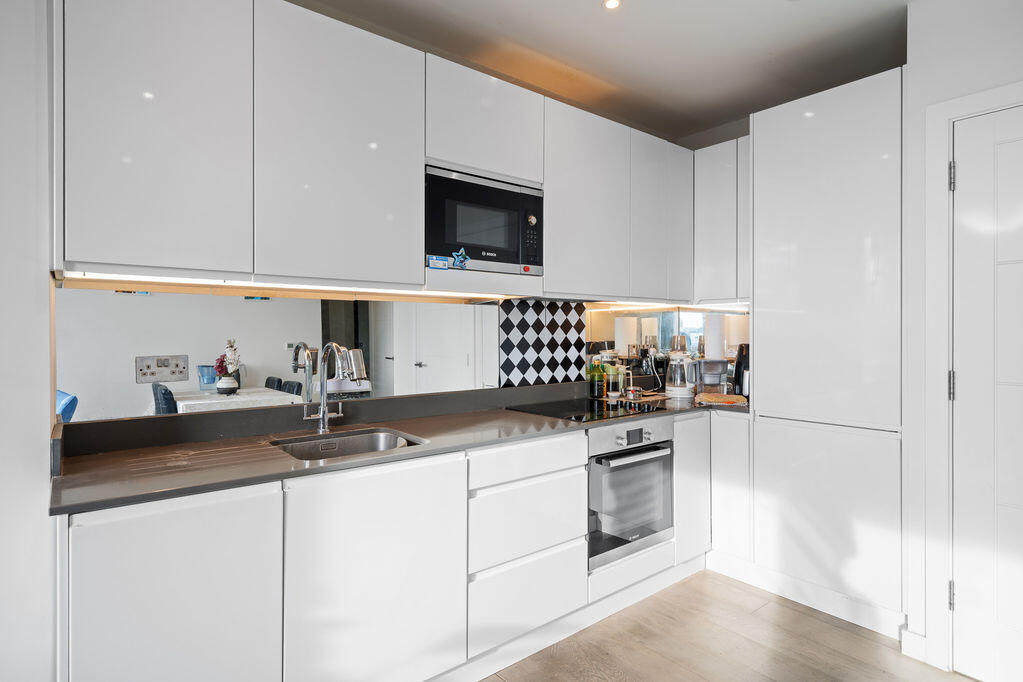 Apartment in Bromley - View 3