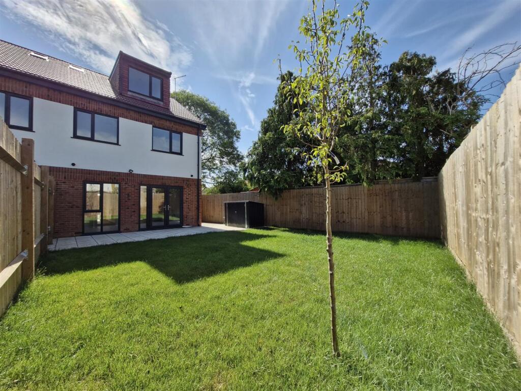 Dhani Close, COLLIER ROW, RM5 photo 2