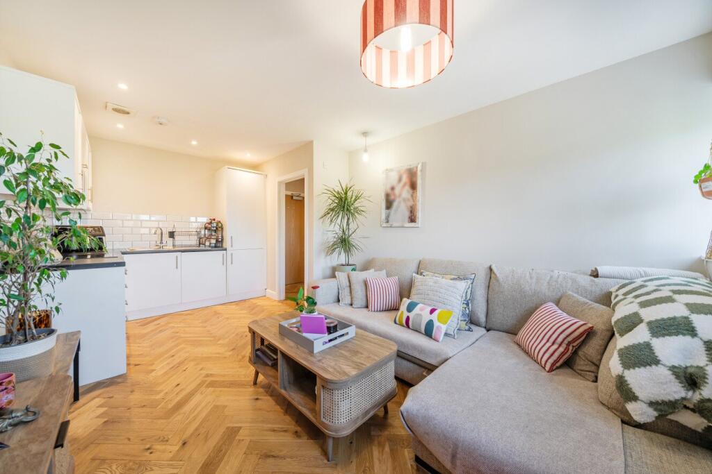 Apartment in Kingston upon Thames - View 2