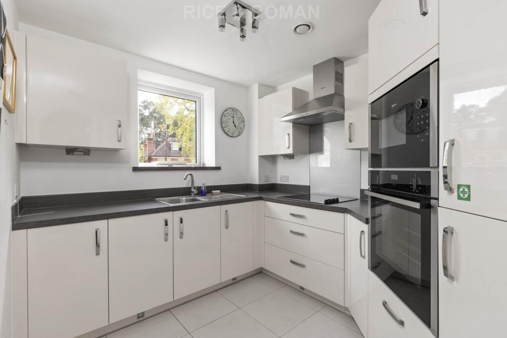 Birch Place, Crowthorne photo 4
