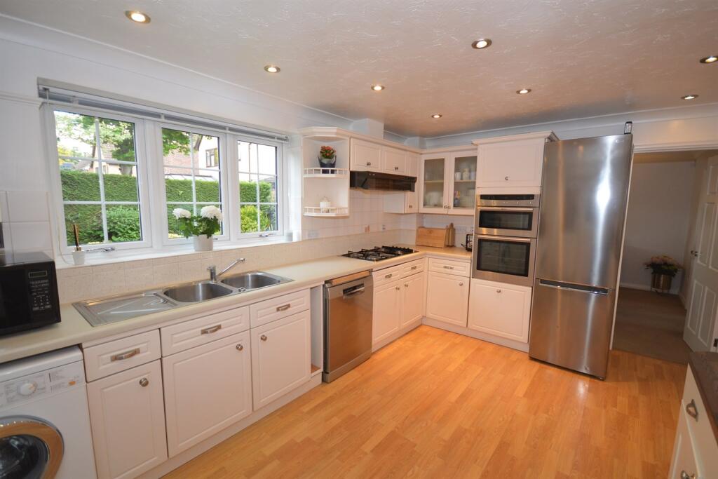 House in Braintree, Great Notley - More