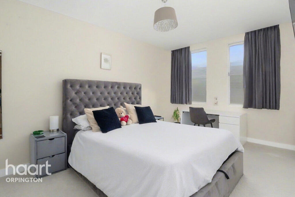 Apartment in Orpington, Broom Hill, Crofton - View 2
