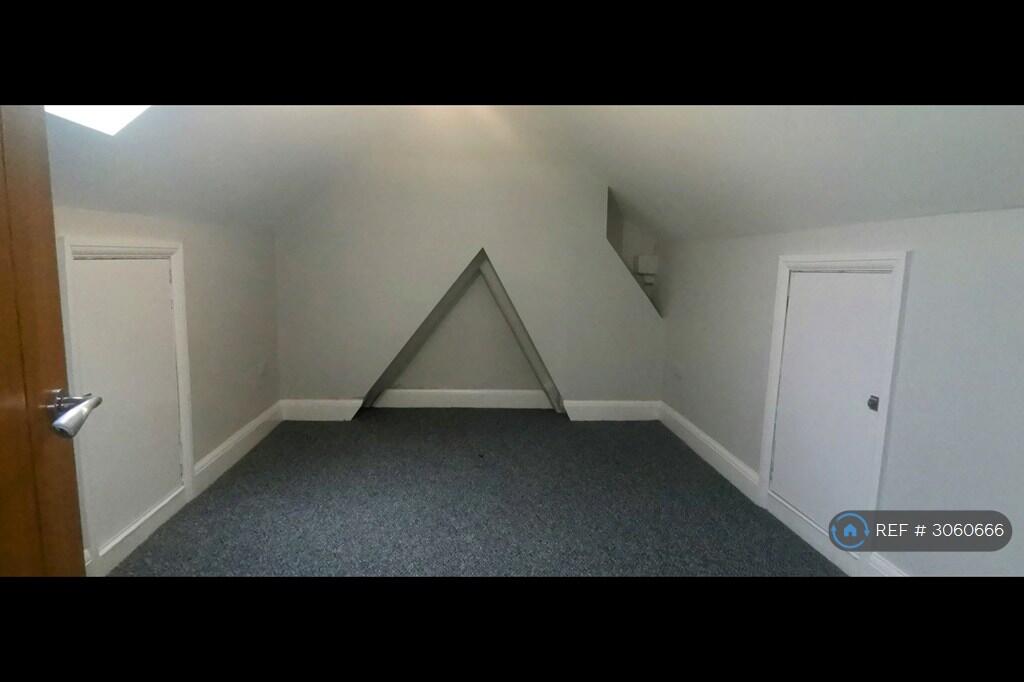Apartment in Southend-on-Sea - More