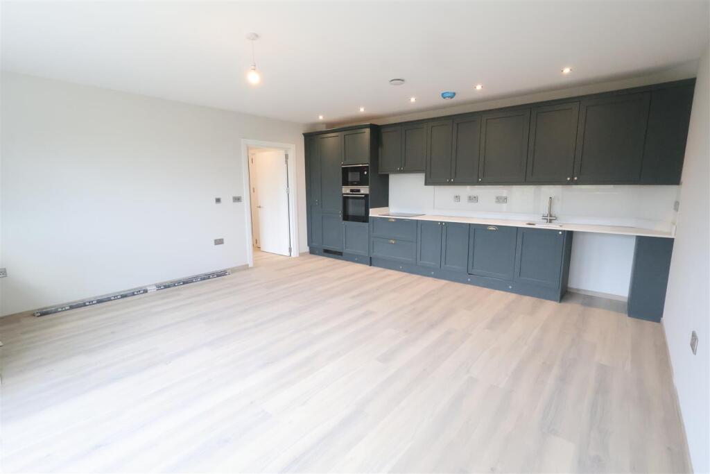 Apartment in Redditch, Southcrest, Headless Cross - View 3