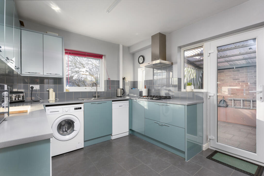 Seymour Park Road, Marlow, SL7 photo 2