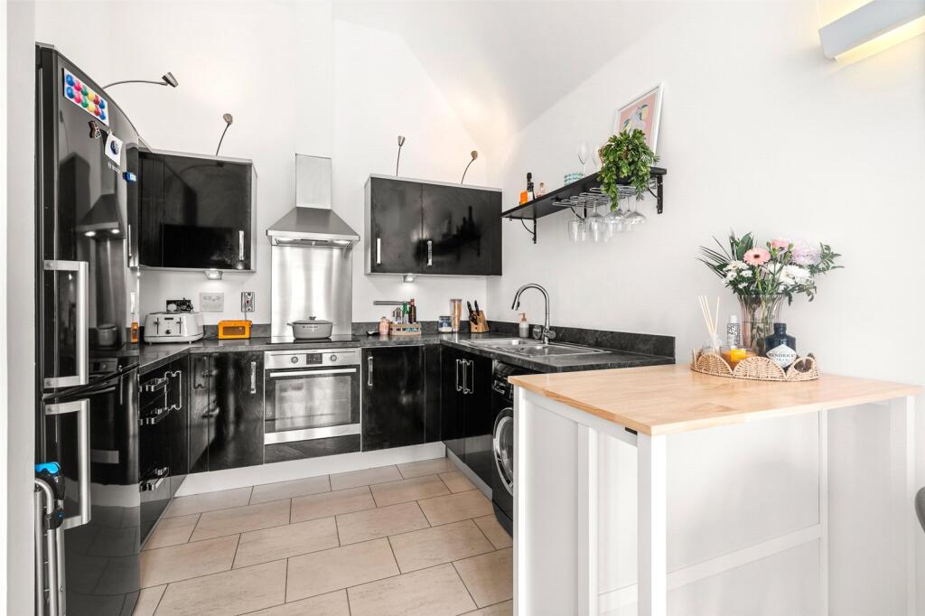 Apartment in Wokingham, Emmbrook - View 3