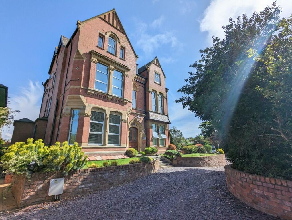 2-bed flat on Lulworth Road, Southport, PR8 2JN, £210,000