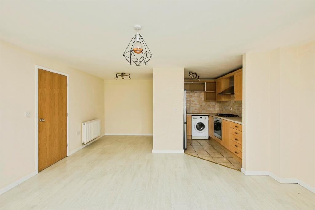 Apartment in East Staffordshire, Burton - View 4