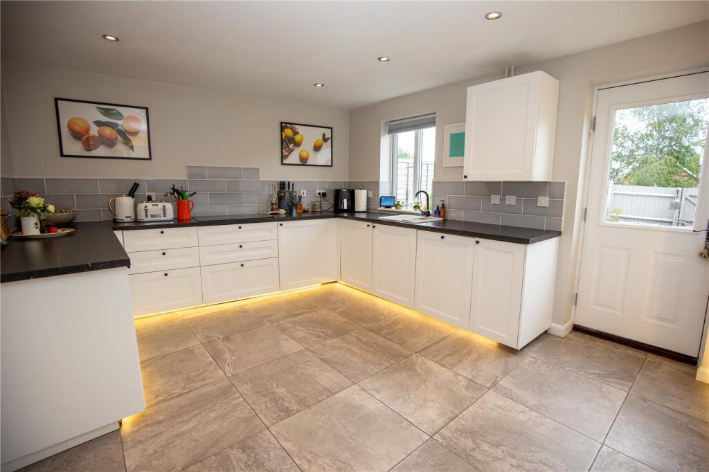 5 bedroom terraced house for rent