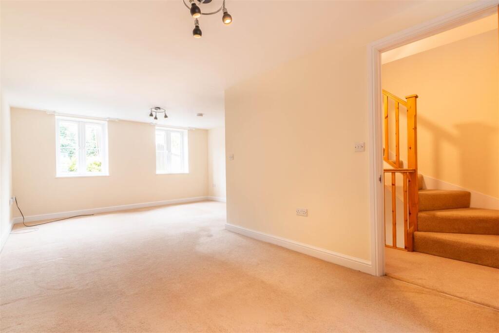 House in Gloucester - View 3
