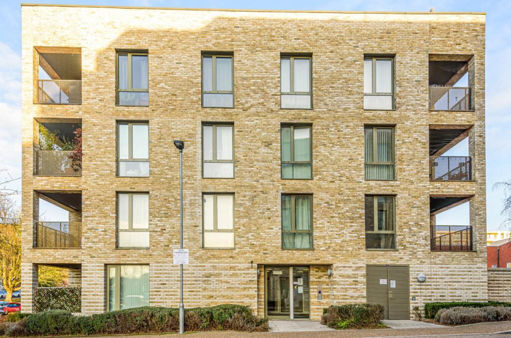 2-bed flat on Aldenham Court, Edgware Green, HA8, £375,000