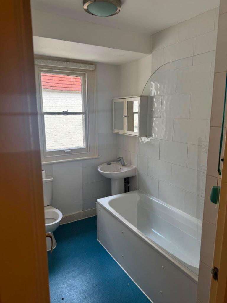 Apartment in Croydon - More