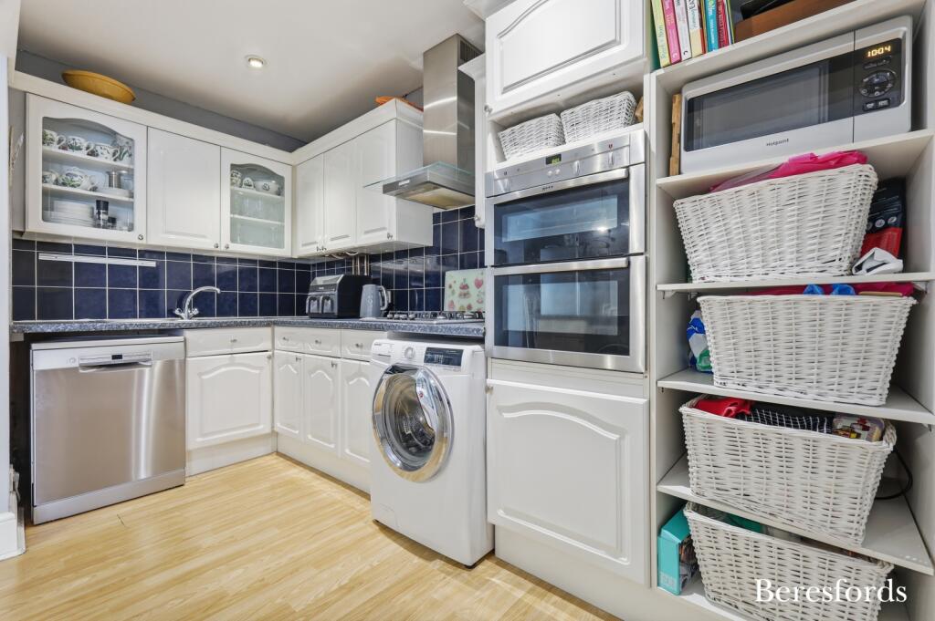 House in London, Rush Green - View 4
