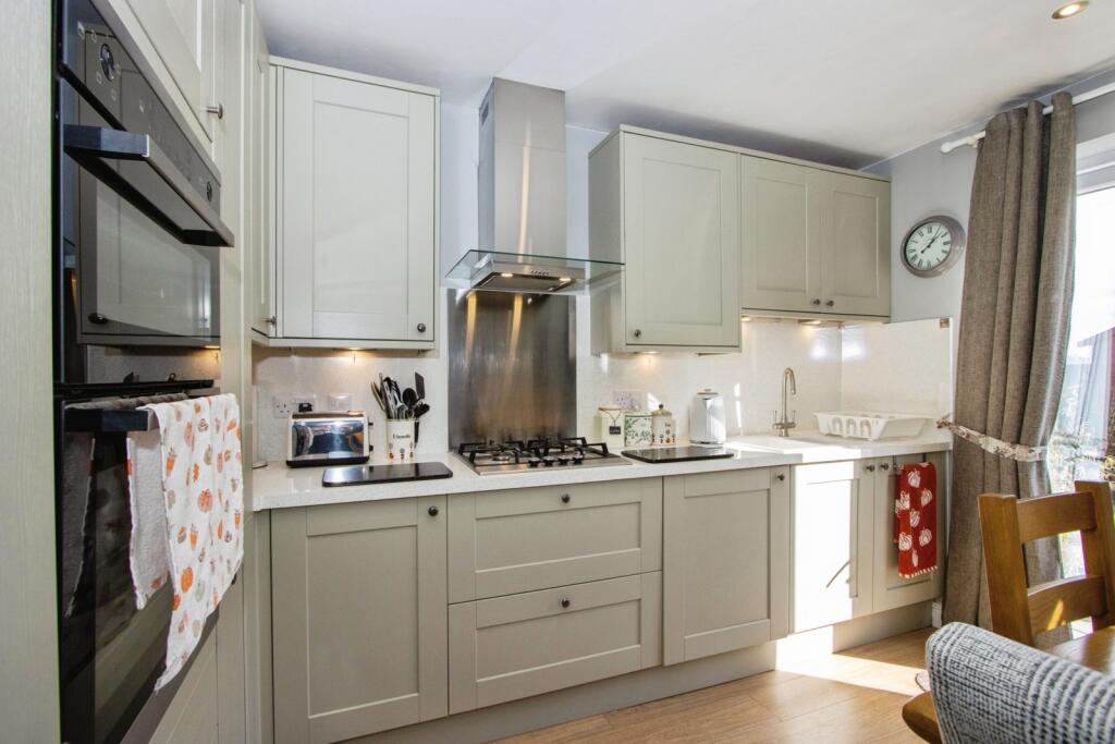 House in Wakefield, Sitlington - More