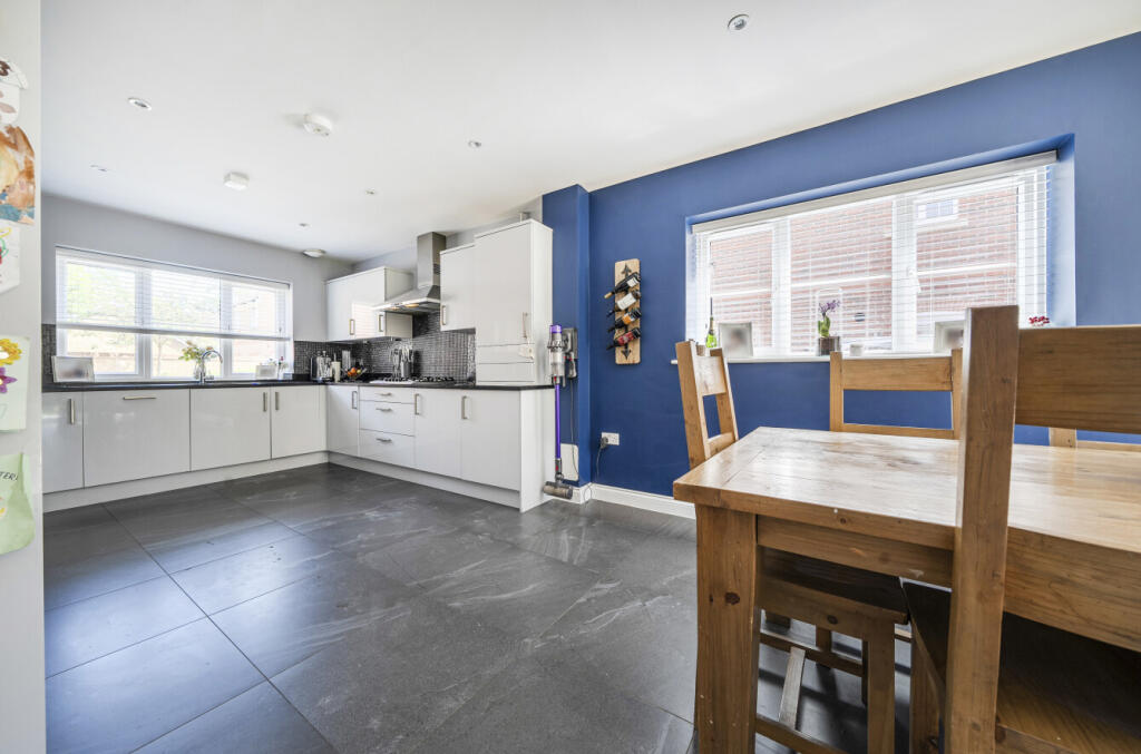 House in Wokingham, Cavendish Park, Emmbrook - View 4