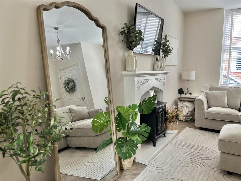 House in Tameside, Greater Manchester - More