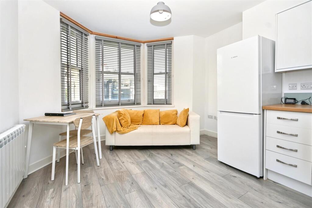 Apartment in Eastbourne, Little Chelsea, Roselands - View 2